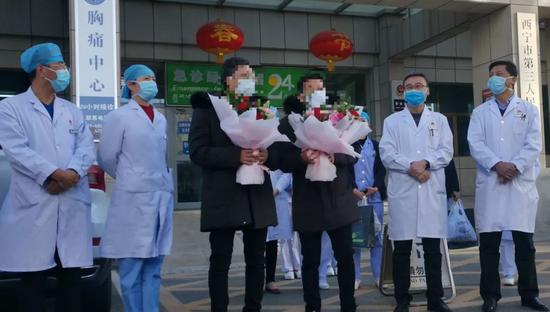 图为2月11日下午青海省两名新型冠状病毒肺炎患者(病例8、11)在西宁市第三人民医院治愈后出院。