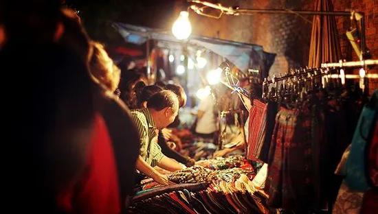 这些百亿富豪 也曾摆地摊