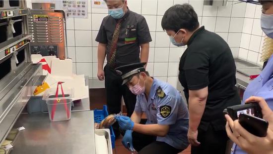 执法人员进行检查