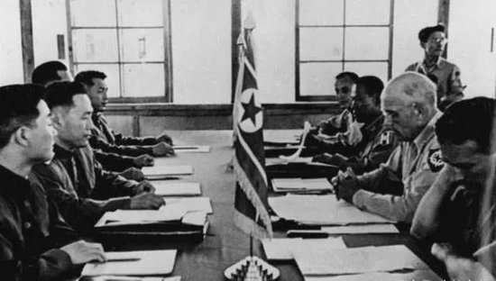 1953年7月27日，朝鲜停战协定签字仪式在开城板门店举行