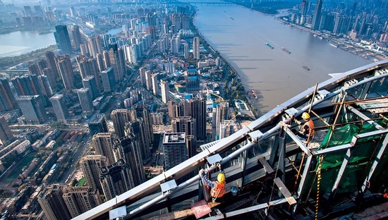 2021年11月15日，中建三局二公司工人在武汉绿地中心项目建设现场近 500 米的高空施工 肖艺九摄