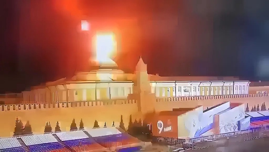  （视频截图）当地时间5月3日，俄罗斯莫斯科，克里姆林宫参议院大楼圆顶遭遇无人机袭击后燃起火焰和烟雾。