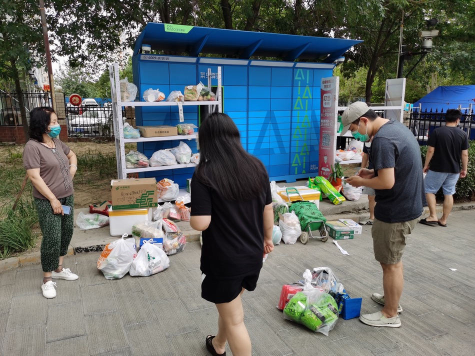 关闭时代,张一喆地点小区住民在小区门口自行探求快递。 受访者供图