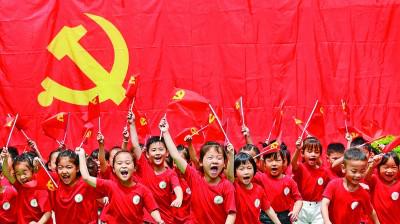 建党100周年手工幼儿园,建党100周年儿童手工 幼儿园开展"党旗在我心中"主题活动,小朋友们与党旗合影,庆祝建党100
