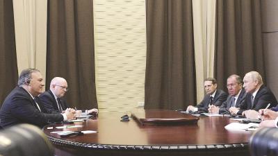 5月14日，在索契，俄罗斯总统普京（右一）与美国国务卿蓬佩奥（左一）进行会谈。新华社发