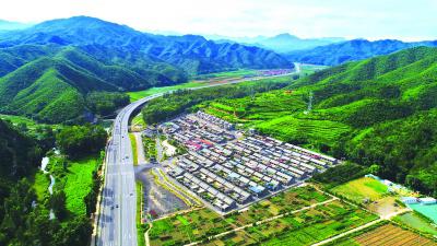 夏秋之交,怀柔区喇叭沟门满族乡对角沟门村环境整洁、美景宜人。