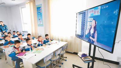 宁夏中卫市中宁县宽口井中石油希望学校的孩子通过“在线课堂”上课。(图片来源:新华社)