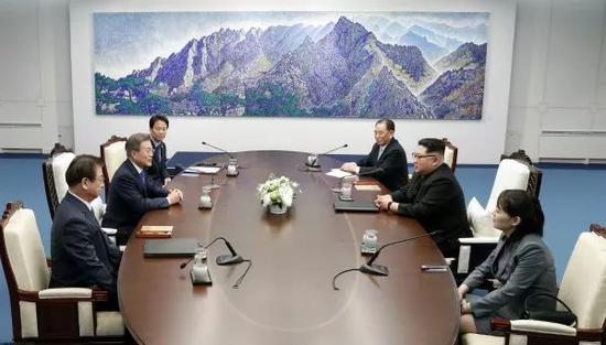 4月27日，韩国总统文在寅和朝鲜国务委员会委员长金正恩在板门店举行会晤。新华社发