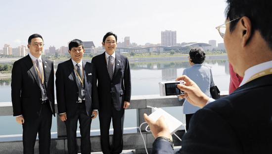 19日在平壤玉流馆,SK会长崔泰源为三星电子副会长李在镕、LG会长具光谟等拍照。(图/青瓦台联合采访团)