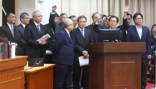 1543412929655442.png 蔡当局十几人的行政团队只有三人举手为败选负责 (图源:联合新闻网)