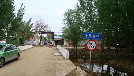 袁平年为村里修建的桥。摄影：黎文婕