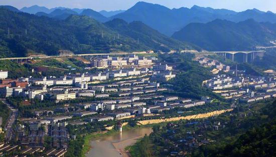 贵州茅台酒厂(集团)公司生产车间远眺。卢祖文 摄