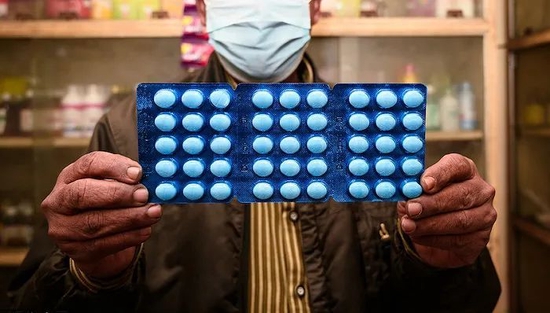 印度孟加拉邦藥店出售的Dolo-650，這是一種撲熱息痛片劑，自2020年3月印度新冠疫情爆發至今年初，已售出超過35億片。來源：視覺中國