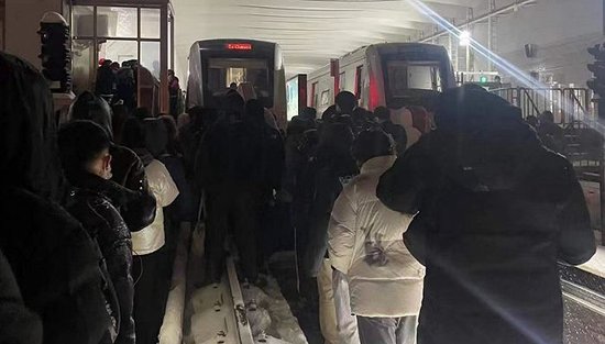 当日晚间大量旅客滞留西二旗地铁站,图片来源:乘客王先生