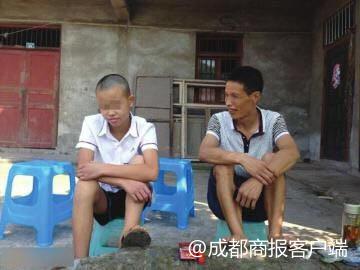 百草枯中毒后，被救活的18岁小伙甘代松（左）。