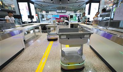T3航站楼，小机器人自动将需要复检的行李运送回安检口。