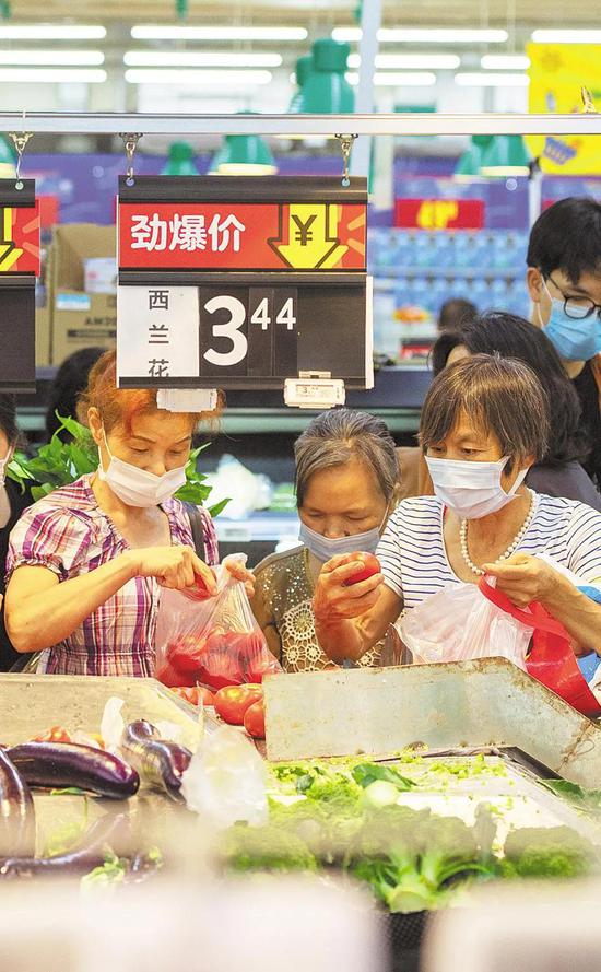 2020年7月16日,武汉市徐东大街沃尔玛超市,市民选购新鲜蔬菜。(湖北日报全媒记者 蔡俊 摄)