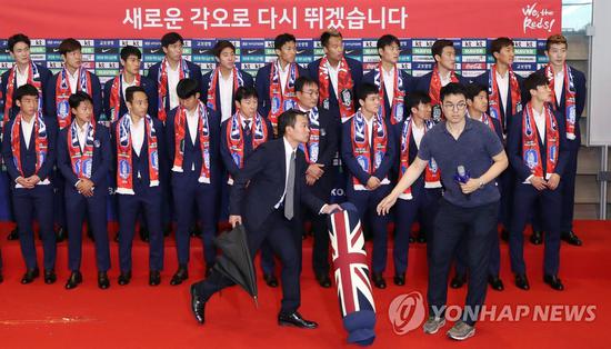 插曲發(fā)生后，球員們有些驚訝