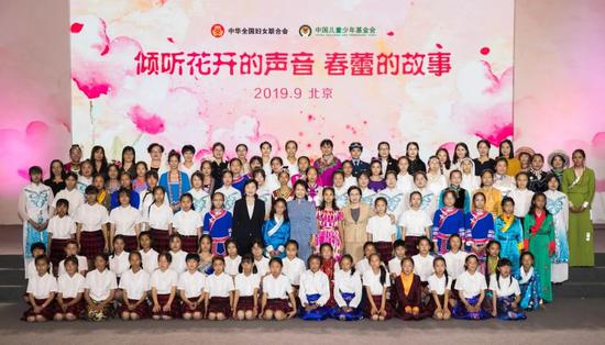 ▲ “春蕾计划”促进女童教育特使彭丽媛,全国妇联副主席、书记处第一书记黄晓薇,全国妇联书记处书记赵雯与春蕾女童代表合影
