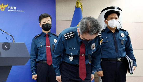 11月1日，韩警察厅厅长尹熙根承认对踩踏事故处置不力并道歉 图源：韩媒