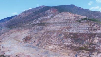 曾经，这里是石灰石采矿场，山脊裸露，开采活动对周围生长的攀枝花苏铁造成威胁。攀枝花市自然资源和规划局供图