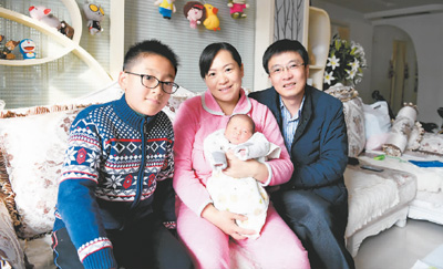 2017年12月3日，喜获二孩的安徽省合肥市的秦步洲、李远琴夫妇一家4口在家里合影。新华社记者 刘军喜摄