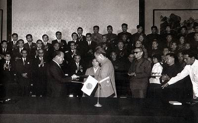  1972年9月，周恩来和田中角荣在北京签署中日联合声明，中日两国之间的不正常状态宣告结束，正式建立外交关系。（新华网）
