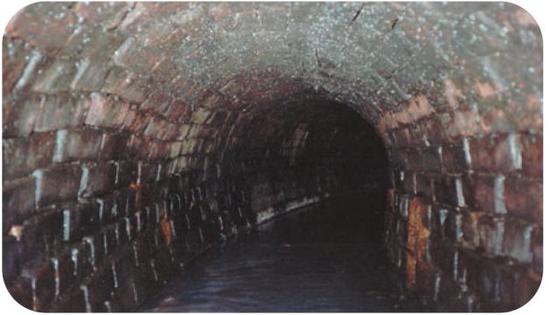 图为纽约于1865年开始建设的下水道,建筑材料主要是砖块