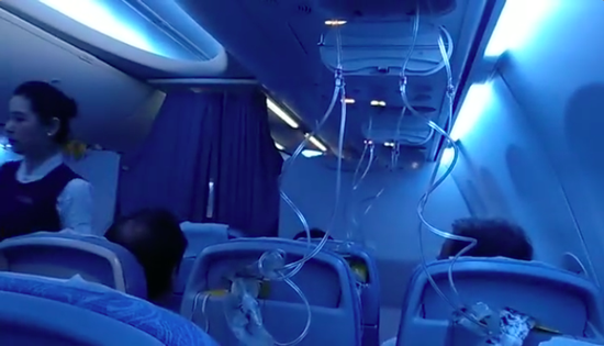 事发当时飞机客舱氧气面罩脱落。