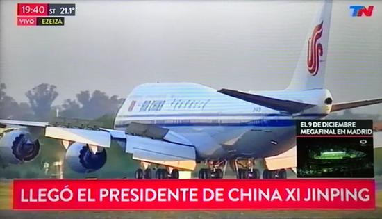 △这是习近平专机抵达时当地电视台的直播画面。(央视记者拍摄)