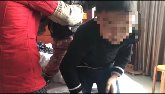吴林(化名)在宾馆里。 新京报记者 王昆鹏 摄