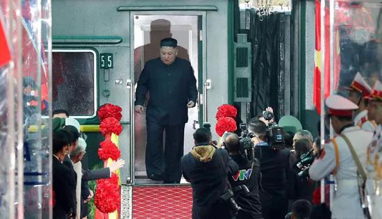 当地时间2月26日上午8时许,朝鲜最高领导人金正恩乘坐专列抵达越南谅山省同登火车站。图/视觉中国