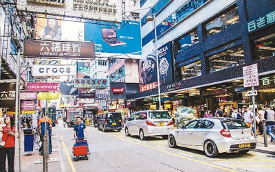 图为香港街头琳琅满目的商铺与络绎不绝的顾客。 资料图片