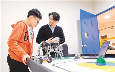 台湾青年徐国峰以机器人作为早教工具叩开了大陆早教市场的大门。图为徐国峰（右）教学生设计机器人运动程序。 　　新华社记者 林善传摄