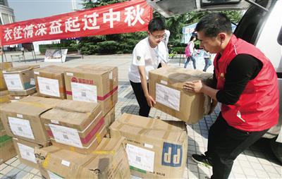 　长安大学学生将清洗后的400多套军训服打包捐赠 本报记者 代泽均 摄
