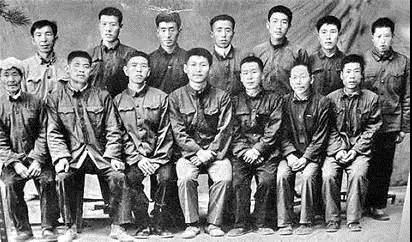 △在送习近平(前排中)上大学时,梁家河村民与习近平的合影。(资料图片)