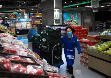 图文无关，北京超市员工在开店营业前上货。新华社记者陈钟昊摄