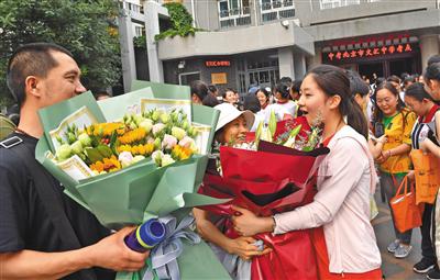 昨日下午4点,2019年北京中考最后一科地理考试结束。北京文汇中学考点,一名考生收到了父母送来的鲜花。
新京报记者 李木易 摄