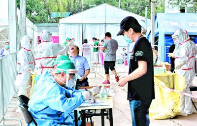 近日,在石景山市民冰雪体育中心,石景山区开展防控疫情核酸检测排查,做到应检尽检。 本报特约摄影 李文明