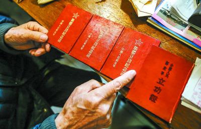 1953年作为中国人民解放军走向正规化大练兵军事指导员的朱振德多次立功受奖,成为朱老引以为荣的自豪。