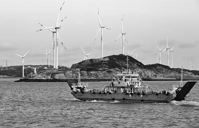 图为福建南日岛海域的风力发电场。新华社发