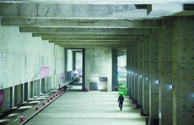 昨天,京雄城际铁路北京大兴国际机场站施工现场,高大雄伟的站台厅已经初具规模。本报记者 和冠欣摄