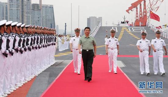 △习近平登上停泊在大连港的辽宁舰。