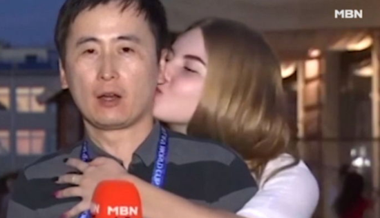 韩国男记者直播世界杯被俄美女偷亲 当街咧嘴大笑
