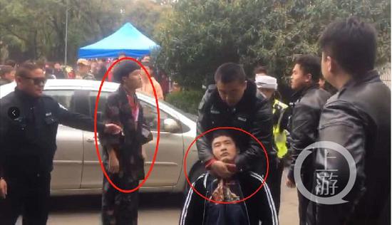 ▲图为武汉大学事发现场,左图男子为被指身穿和服。视频截屏