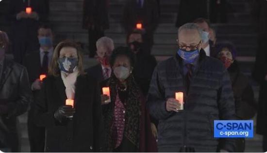 美国会议员为50万新冠死者举行烛光守夜活动