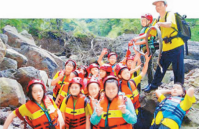 台湾新北市三峡区插角小学金敏分校老师带小朋友登山、溯溪、行脚台湾，受到学生和家长的欢迎。谭宇哲摄