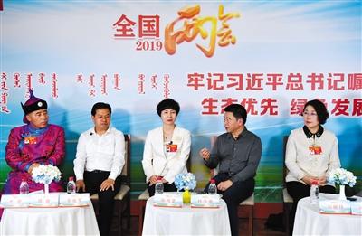 3月11日晚,新京报联合内蒙古日报举办“牢记习近平总书记嘱托,生态优先绿色发展”论坛。A12-A13版摄影/新京报记者 李木易