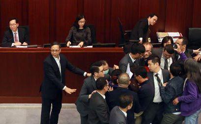 2018年12月5日，香港反对派议员滋事导致特首答问会取消，此次事件系林郑任内第一次发生（来源：大公报）