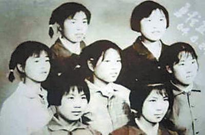 陈彦娴(后排左一)和一起上坝的同宿舍姐妹。 资料照片